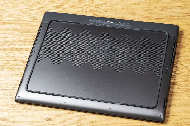 底面のゴム足によって、前面から取り込んだ冷たい空気と側面と背面から出た暖かい空気が混ざらないようにしている