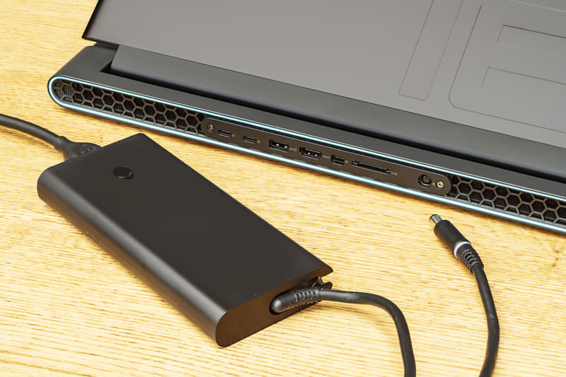 ACアダプタは330WとノートPCとしては大出力で、高負荷時でも安定して動作する。サイズは100×200×43mm