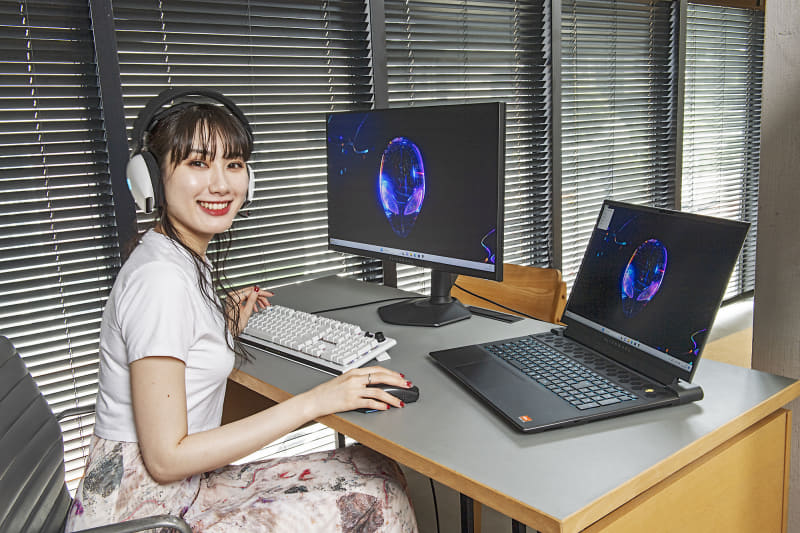 モデルでTeam Liquid所属ストリーマーの黒田瑞貴さんに<a href="https://www.dell.com/ja-jp/shop/%E3%82%B2%E3%83%BC%E3%83%9F%E3%83%B3%E3%82%B0-%E3%83%8E%E3%83%BC%E3%83%88%E3%83%91%E3%82%BD%E3%82%B3%E3%83%B3/alienware-m18-r1-amd-laptop/spd/alienware-m18-r1-amd-laptop?~ck=bt?dgc=af&cid=jpc_fy24q2_pcwatch_case_ad&lid=" class="n" target="_blank">Alienware m18(AMD)</a>を使用してもらった。ちなみに一緒に写っているディスプレイ、キーボード、マウス、ヘッドセットもAlienwareのものだ