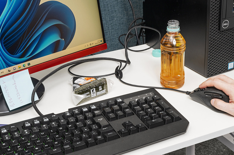 キーボード・マウスの近くでおにぎり、ドリンクはけっこう危険