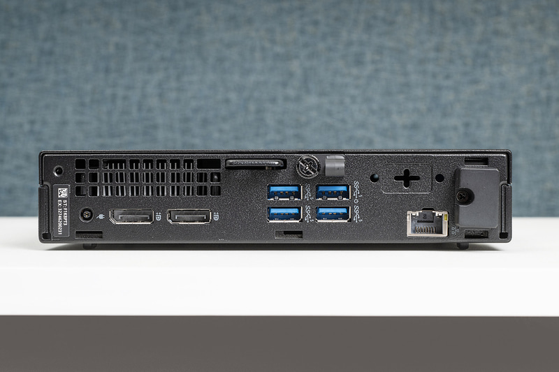 小型ながらも意外とインターフェイスは豊富