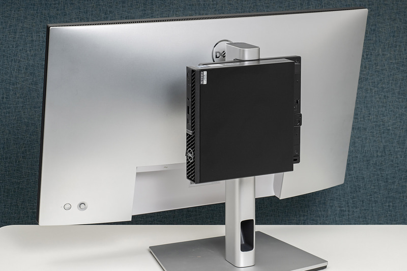 スタンドに4KモニターU2723QEとOptiPlex 5000 マイクロフォームファクターを取り付けたところ