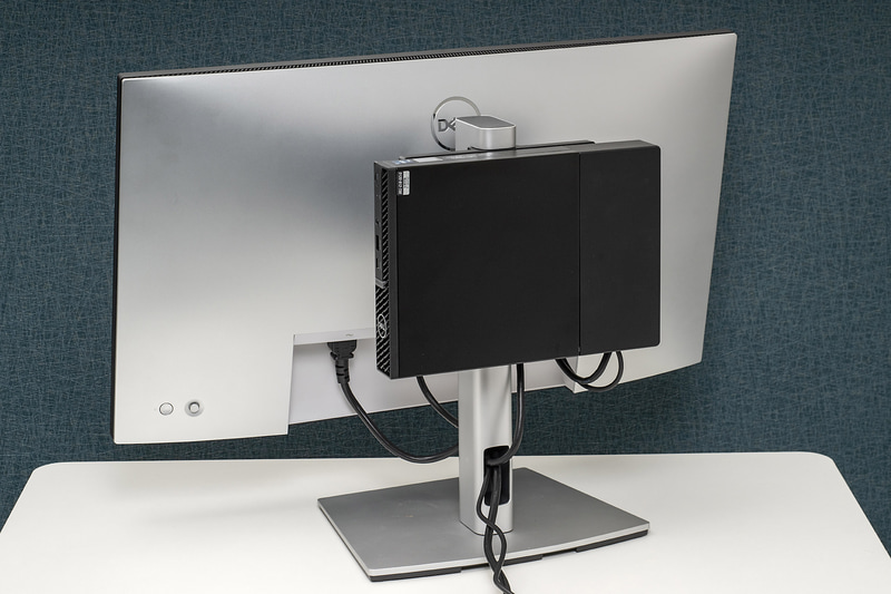 このようなケーブルを隠すカバーもオプションで用意されている