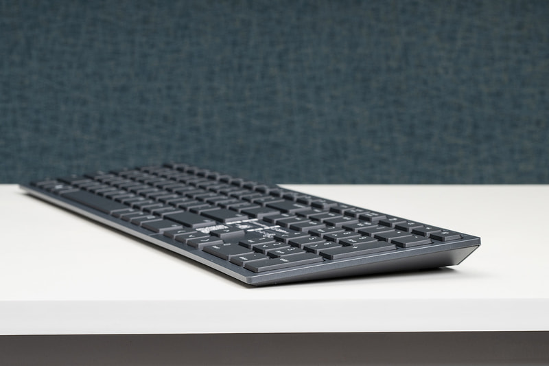 キーボードは薄型・軽量で移動が楽ちん。なお写真は英語配列だが、実際には日本語配列だ