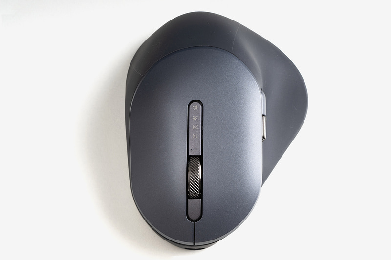 垂直スクロールのホイールや、側面に搭載されている水平スクロールのホイールとボタンにさまざまな機能を割り当てて、操作の省力化ができる