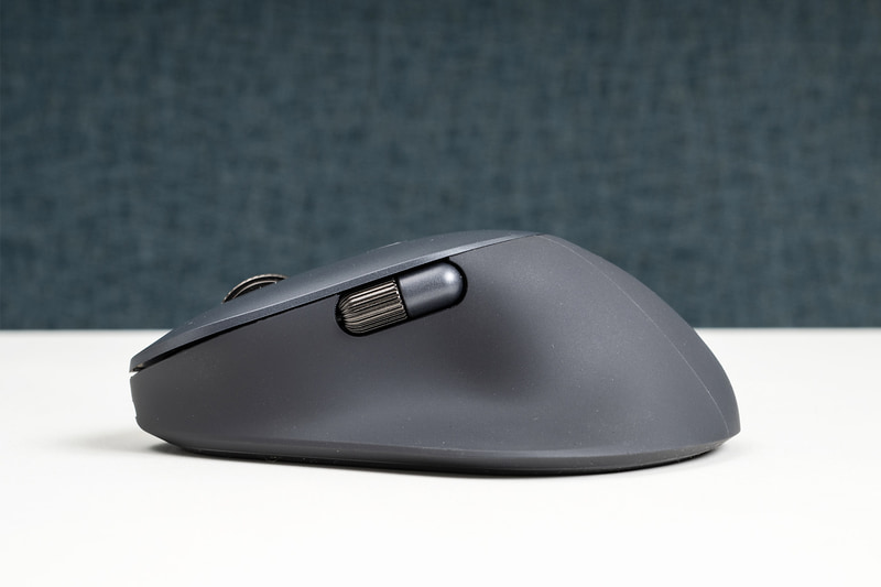 垂直スクロールのホイールや、側面に搭載されている水平スクロールのホイールとボタンにさまざまな機能を割り当てて、操作の省力化ができる