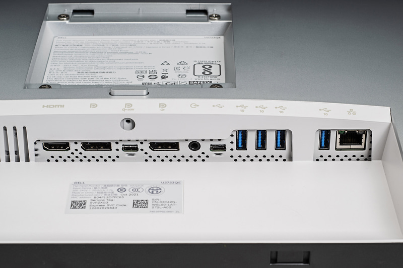 豊富な入出力インターフェイス。KVM機能もあるため、複数台PC環境でも手間なく映像と操作を切り替えられる