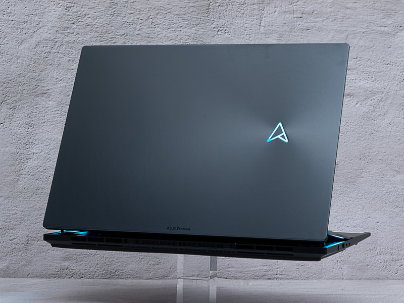 天面カバーには2022年モデルから採用された新しいシンボルが配置されている