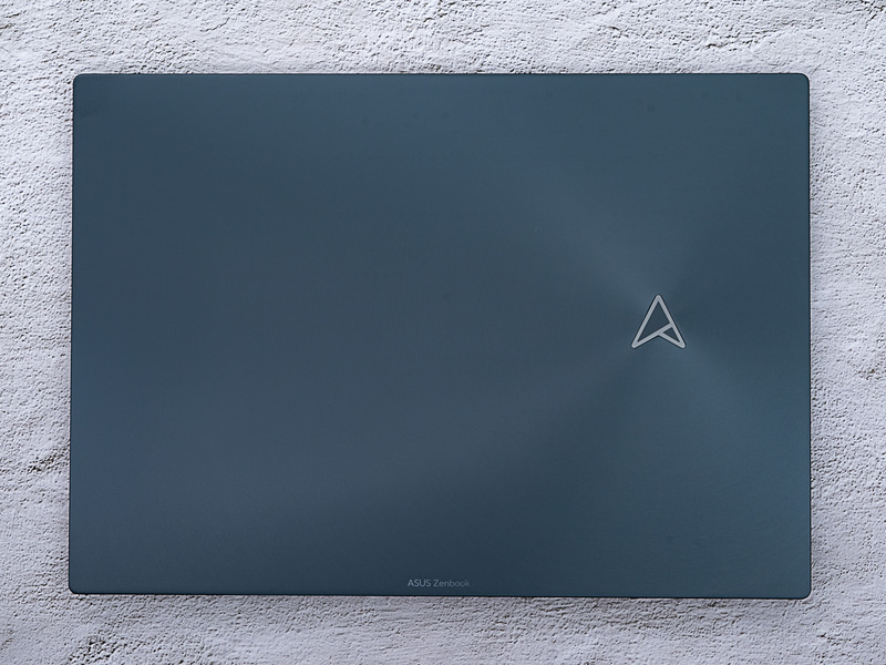 天板はZenBookシリーズでおなじみの同心円をヘアライン加工で表現するとともに、新たなシンボルを配置