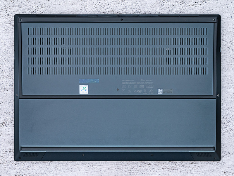 底部。奥側は吸気口が多く開いている