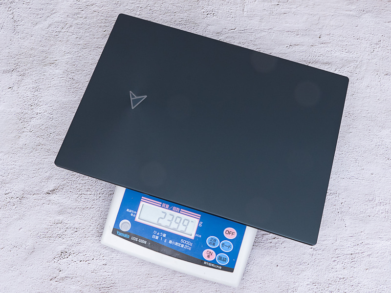 筐体の具体的なサイズは、幅355mm×奥行き253mm×高さ17.6～21.8mm。重量は約2.4kgだ。実測も公称値通りだ