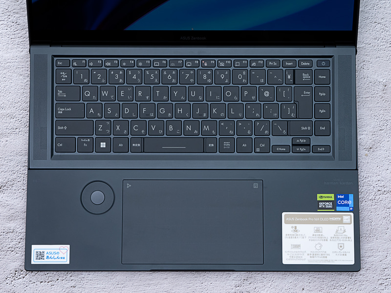 テンキーレスのキーボードを搭載する。キーピッチは約19.05mm、キーストローク約1.35mmだ。打鍵感は非常によいが、Enterキーの右にキーがあることやカーソルキーが小さい点などは賛否があるだろう