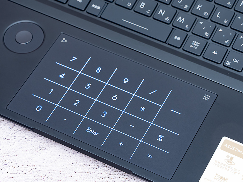 タッチパッドにはLEDでテンキーで浮かび上がるNumberPad 2.0を搭載。サイズが大きいので使いやすい。パッドの操作感も実になめらかだ