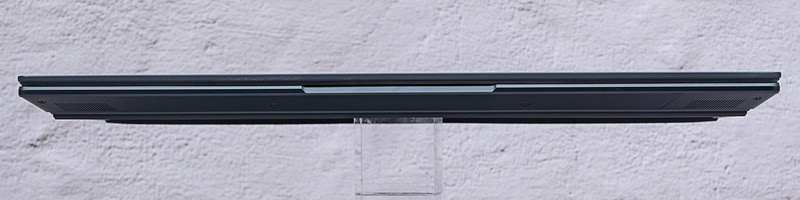 前面。ボトム中央部に凹みがあるため、天面カバーは片手でもスムースに開けられる