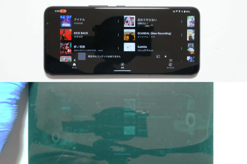 12×16mmのデュアルフロントスピーカーを本体左右に内蔵。通常のスマートフォンの約2倍のスピーカーを搭載することで、音量が約50%アップ。なお3.5mmコンボジャック、USB Type-C、Bluetoothのいずれで接続した場合でも空間オーディオを利用可能だ