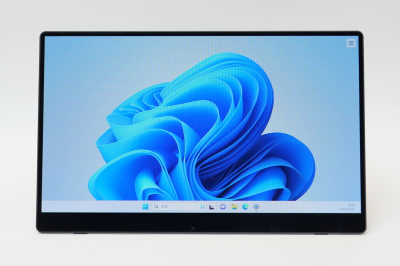 正面。下部はややベセル幅が広いものの、上部と左右側面のベセル幅はかなり狭く、ボディのコンパクト化に貢献している