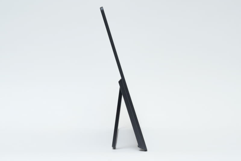 左側面。厚さは下部は10.8mmだが、上部は4.8mmと非常に薄い