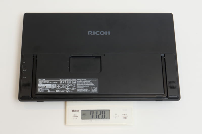 今回の試用機は無線接続対応モデルのため世界最軽量ではなかったが、それでも実測の重量は712gと申し分ない軽さだ