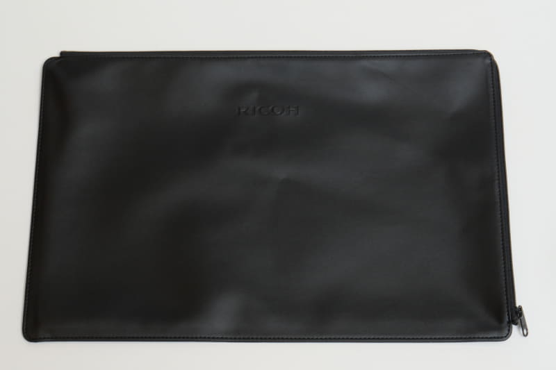 製品には専用スリーブケースが付属する