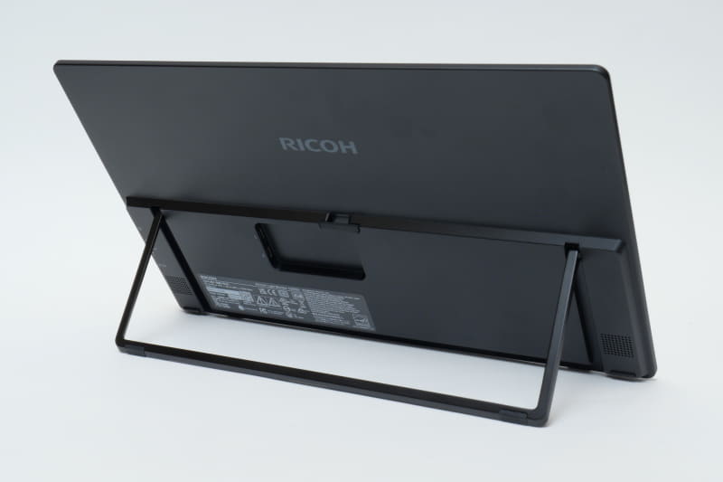 背面には本体を自立できるキックスタンドを内蔵