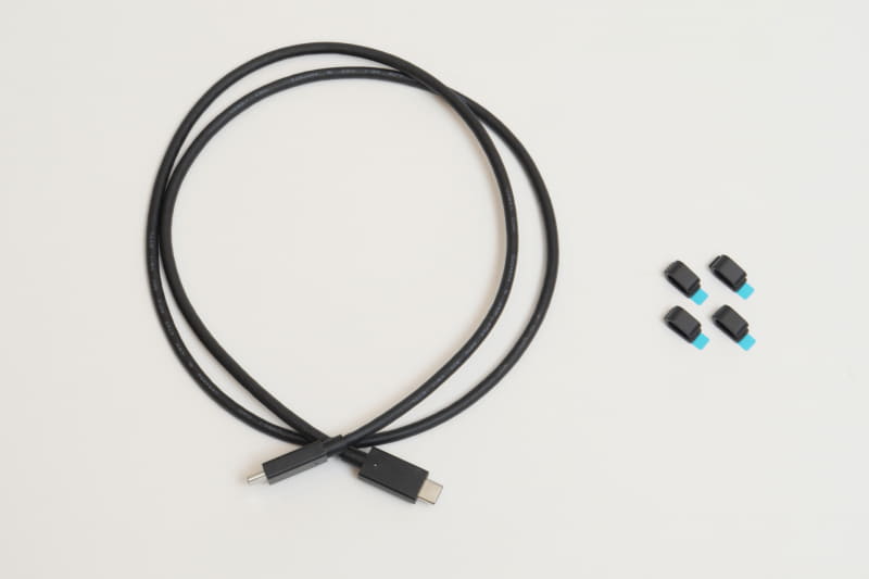 製品には、スリーブケース以外にUSB Type-Cケーブルと、ケーブルフックも付属する