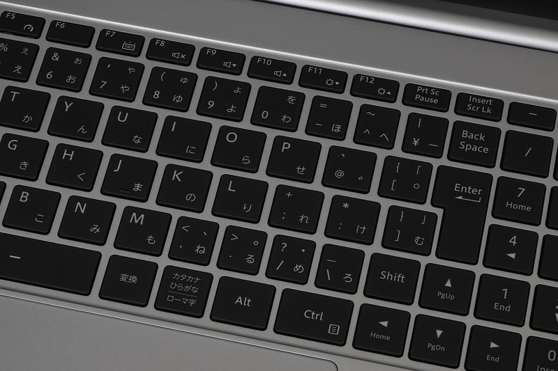 101キー日本語キーボードは、キーピッチが約19mm、キーストロークが約1.2mmでバックライトを内蔵