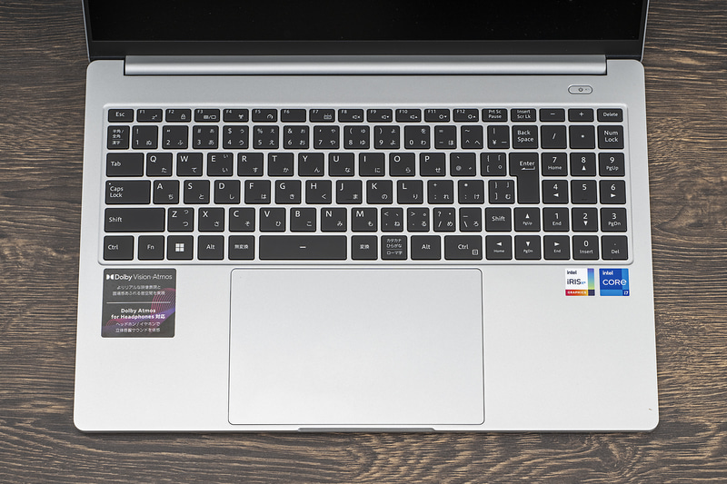 101キー日本語キーボードは、キーピッチが約19mm、キーストロークが約1.2mmでバックライトを内蔵