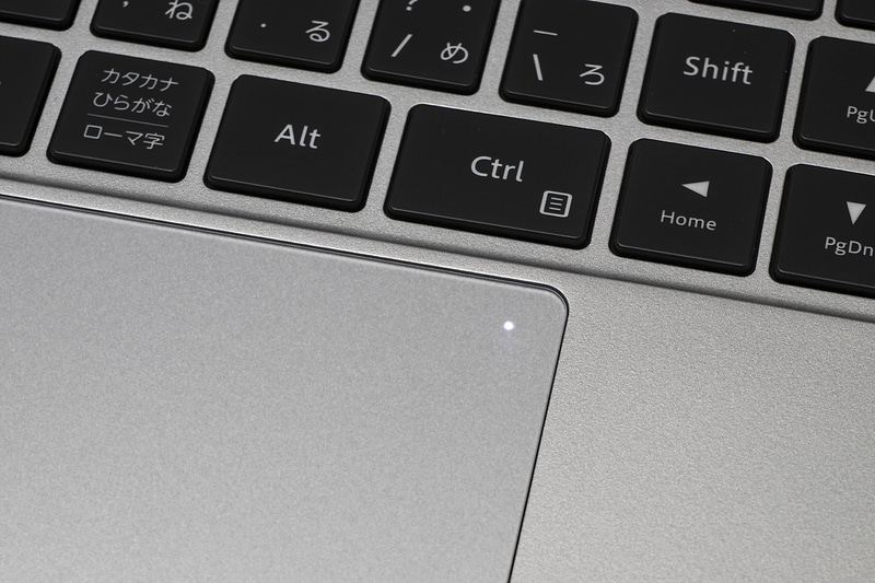 タッチパッドは約154×100mmと非常に広く、ジェスチャー操作しやすい。左上をダブルタップすると全域を、右上をダブルタップすると右半分を無効化できる。タッチパッドを使用しないときに誤操作を防止する便利機能だ