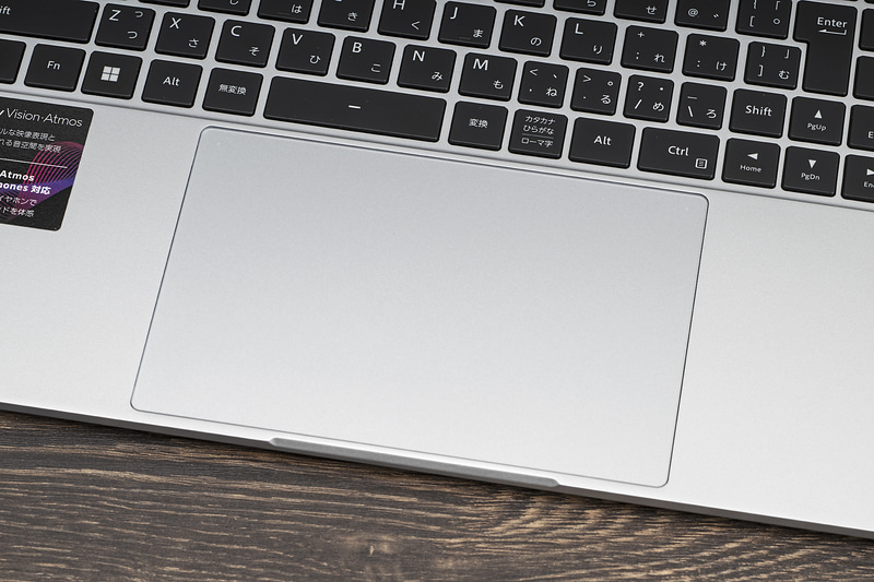 タッチパッドは約154×100mmと非常に広く、ジェスチャー操作しやすい。左上をダブルタップすると全域を、右上をダブルタップすると右半分を無効化できる。タッチパッドを使用しないときに誤操作を防止する便利機能だ