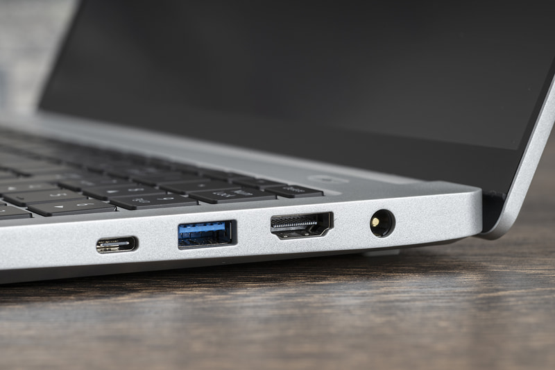 右側面にはThunderbolt 4(データ転送、映像出力、USB Power Delivery対応)、USB 3.0、HDMI、電源端子を装備