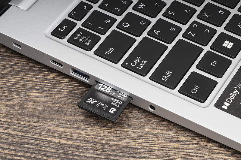 左側面にはセキュリティロックスロット、USB 3.1 Type-C(映像出力、USB Power Delivery対応)、USB 3.0、SDメモリーカードスロット(UHS-I)、3.5mmコンボジャックを配置