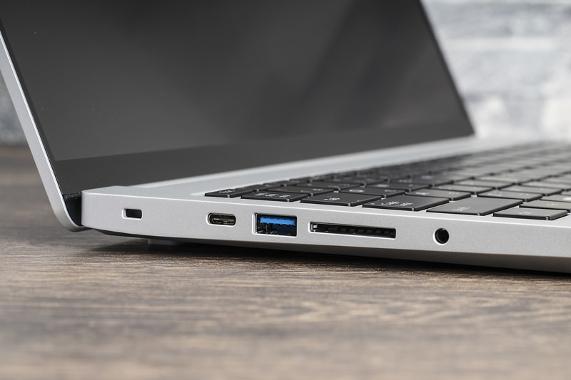 左側面にはセキュリティロックスロット、USB 3.1 Type-C(映像出力、USB Power Delivery対応)、USB 3.0、SDメモリーカードスロット(UHS-I)、3.5mmコンボジャックを配置