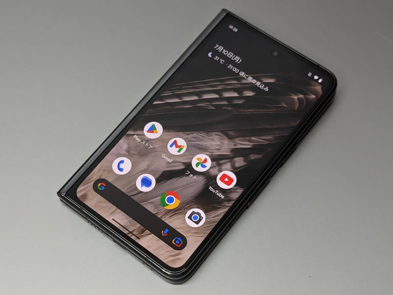 閉じた状態では外側の5.8型ディスプレイが利用できる。厚みはともかく見た目は普通のスマホだ