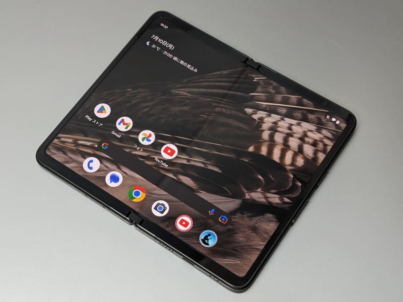 開いた状態では7.6型のタブレットライクな外見になる。既出のフォルダブル端末と違って画面は横長だ