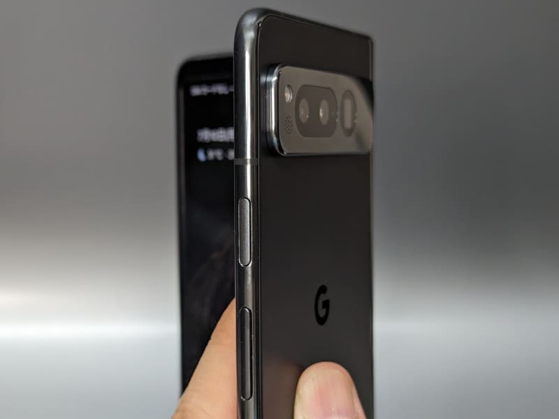 右側面に電源ボタン一体型の指紋認証センサーを備える。画面を閉じて使う場合にも同じ位置なので迷わない