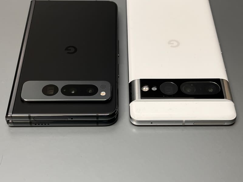 カメラ部の突起をPixel 7 Pro(右)と比較したところ。形状はかなり異なることが分かる