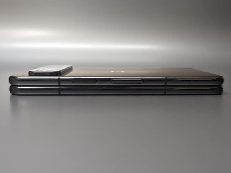 側面(外側)。電源ボタンと音量調整ボタンはかなり中央に寄せて配置されている