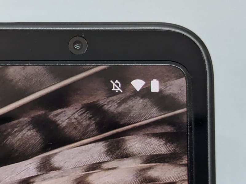 本製品は左右のベゼルがかなりスリムなので、持ち方によってはうっかりページがめくられるなどの誤作動が起こりやすい