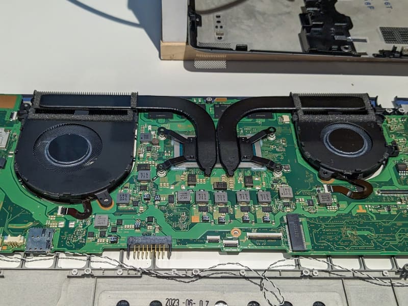 冷却性能を向上させた小型ダブルファンとダブルフィン