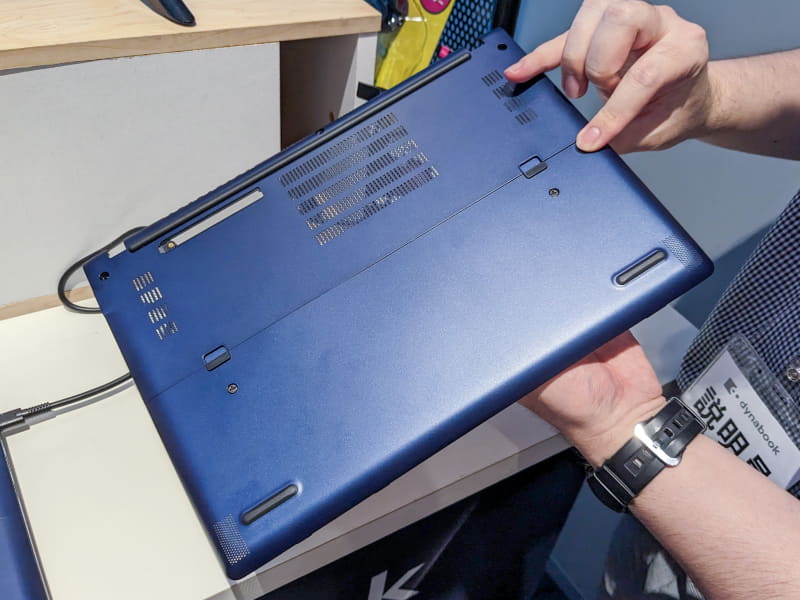 バッテリを分離した構造となっているため、本体底面の排気口は電子部品の格納部のみに配置されている