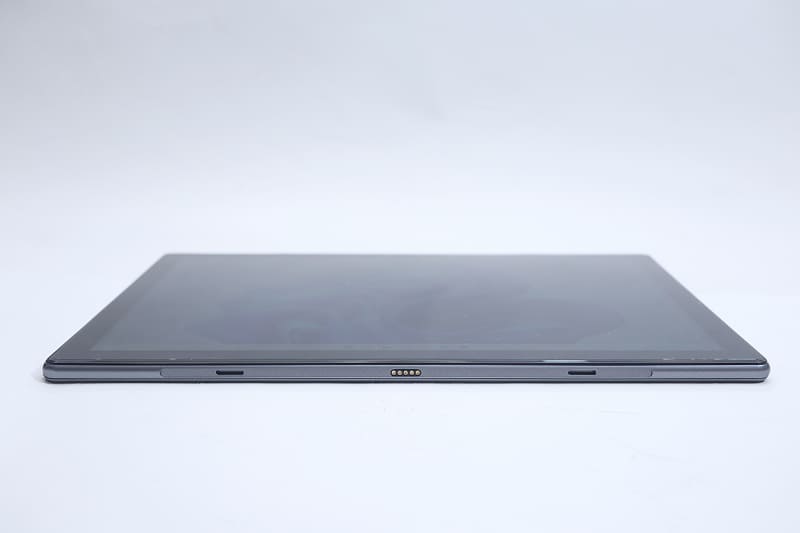 本体底面にキーボードカバーのポゴピン