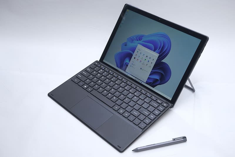 別売りのキーボードとペン。キーボードはEnterキーの右側に一列のキーがあるが、その他の配列は一般的