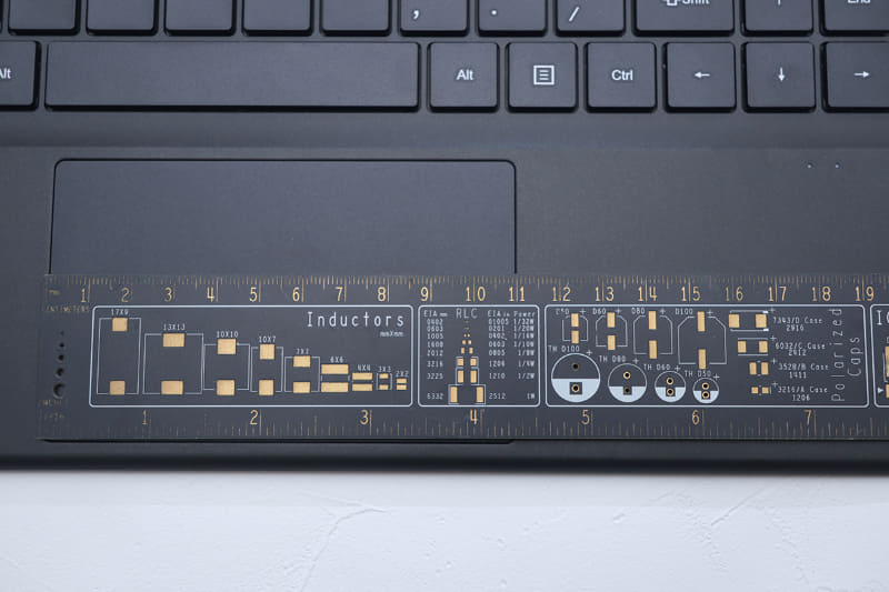 タッチパッドは約110×66mmで、比較的余裕のあるサイズ