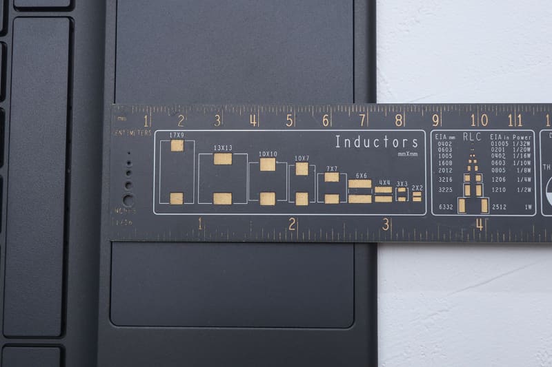 タッチパッドは約110×66mmで、比較的余裕のあるサイズ