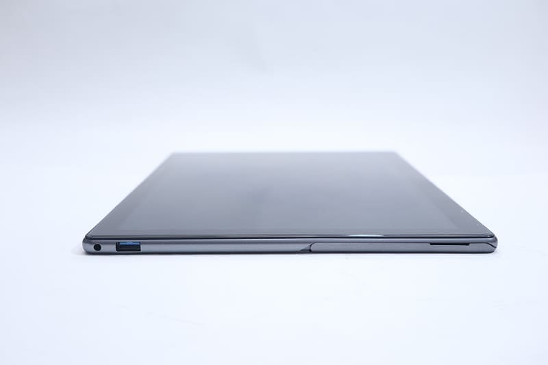 本体左側面にUSB 3.0と3.5mmミニジャック