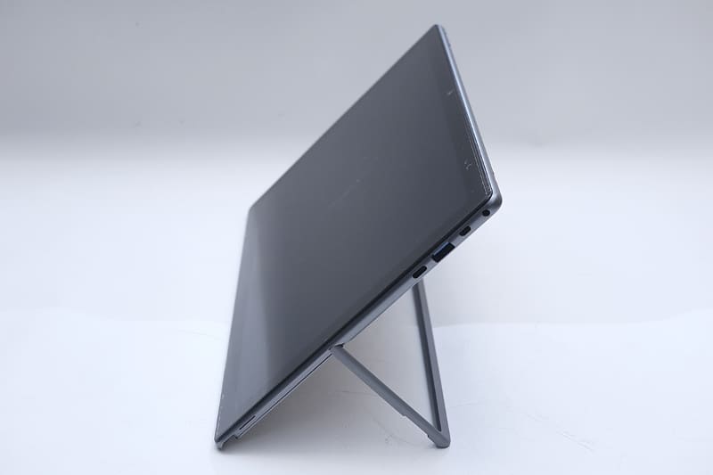 キックスタンド内蔵で自立する