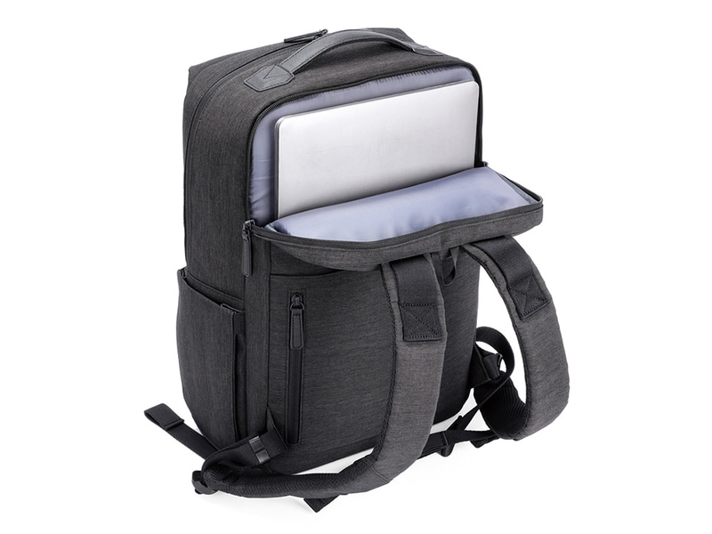 15.6型ノートPCも収まるポケット