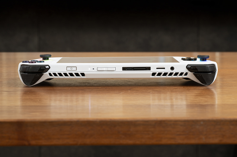 上部には4つのトリガー、電源ボタン、音量ボタン、外部GPUを接続できるROG XG Mobileインターフェイス、USB 3.2 Type-C(DisplayPort出力、電源入力対応)、microSDカードスロットを搭載