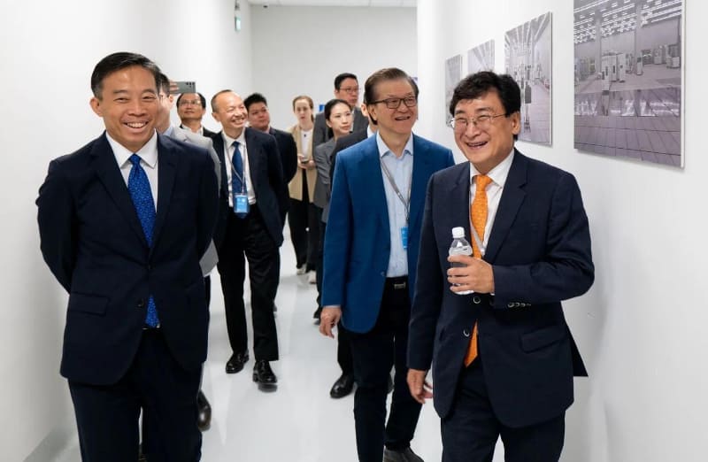 【写真1】前列右側がHan Byung Joon博士。その左はシンガポール経済開発庁(EDB)のPng Cheong Boon長官。これは同社のクリーンルームを案内している模様らしい。Silicon Box提供