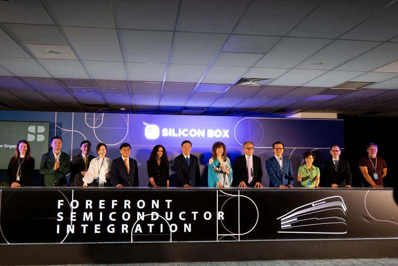 【写真2】左から2人目がSutardja博士、中央のBoon長官の右にいるのがDai氏。それは良いのだが、右端にしれっとJim Keller氏がいる